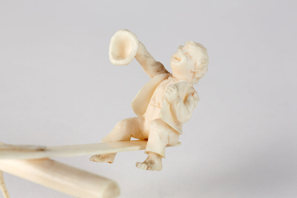 Fein gearbeitete Elfenbein-Wippe mit zwei spielenden Kindern, wohl 19. Jahrhundert