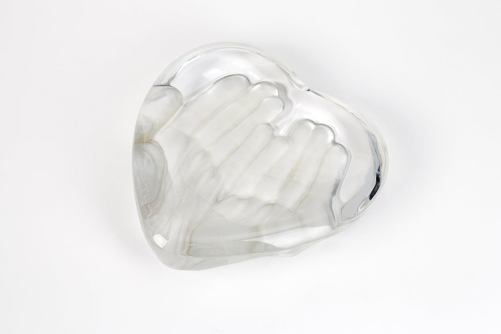 Daum Kristall-Herz mit Relief „Les Mains“ – limitiert, signiert