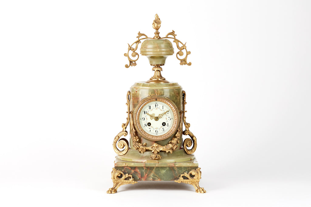 Runde Kaminuhr aus Onyx wohl um 1860