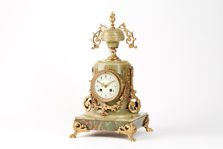 Runde Kaminuhr aus Onyx wohl um 1860