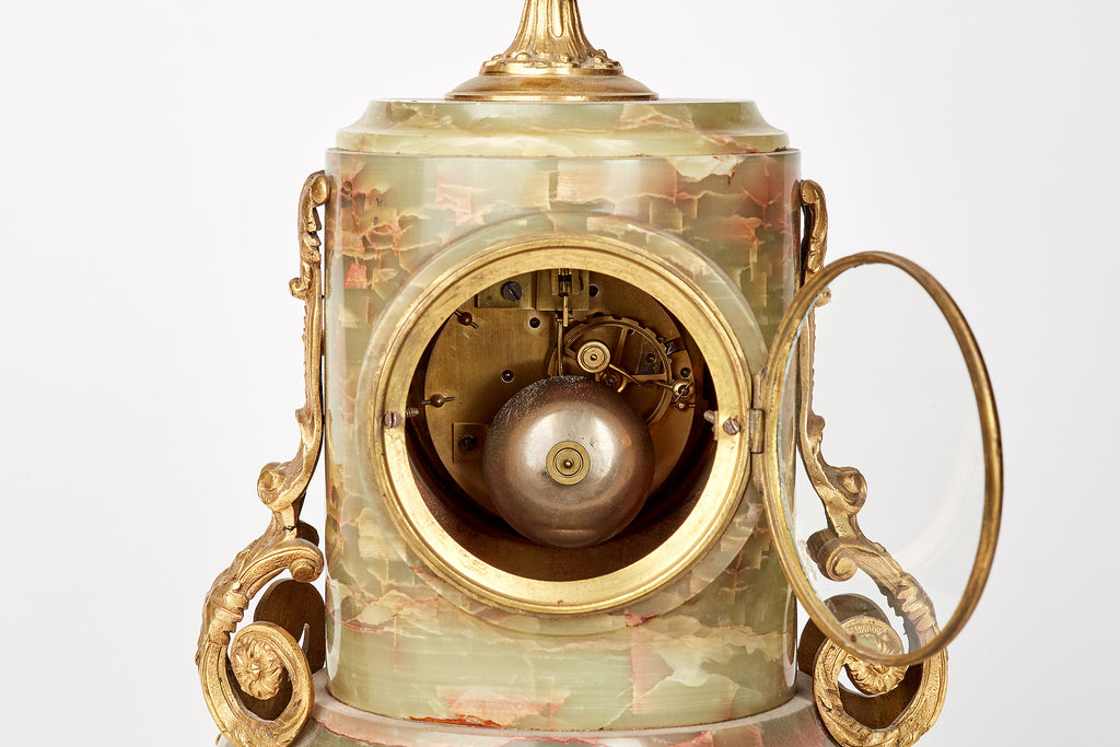 Runde Kaminuhr aus Onyx wohl um 1860